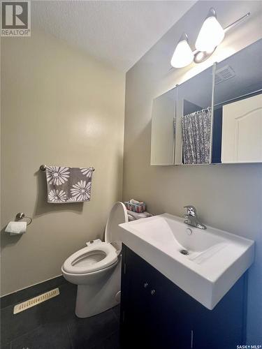 224-230 18Th Avenue Ne, Swift Current, SK - Indoor Photo Showing Bathroom