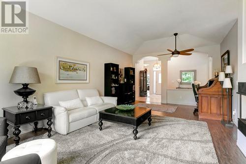 3924 Gallaghers Parkway, Kelowna, BC - Indoor Photo Showing Living Room