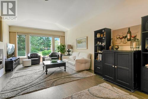 3924 Gallaghers Parkway, Kelowna, BC - Indoor Photo Showing Living Room