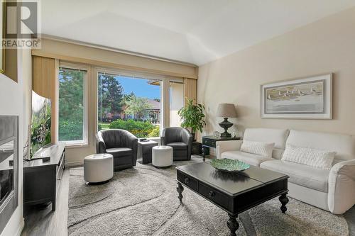 3924 Gallaghers Parkway, Kelowna, BC - Indoor Photo Showing Living Room