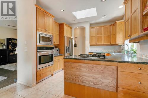 3924 Gallaghers Parkway, Kelowna, BC - Indoor Photo Showing Kitchen