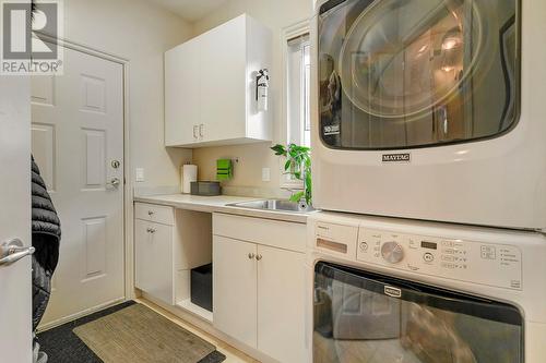 3924 Gallaghers Parkway, Kelowna, BC - Indoor Photo Showing Laundry Room