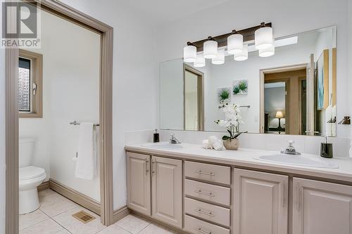 944 Purcell Court, Kelowna, BC - Indoor Photo Showing Bathroom