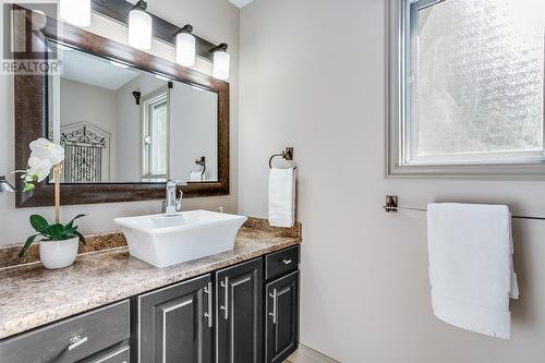 944 Purcell Court, Kelowna, BC - Indoor Photo Showing Bathroom