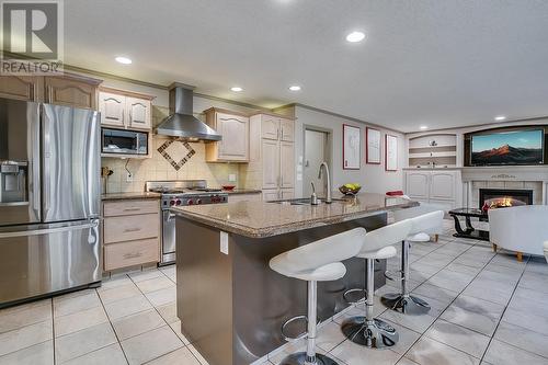 944 Purcell Court, Kelowna, BC - Indoor Photo Showing Kitchen With Upgraded Kitchen