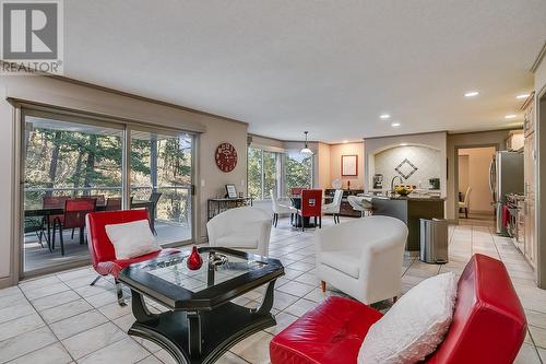 944 Purcell Court, Kelowna, BC - Indoor Photo Showing Living Room