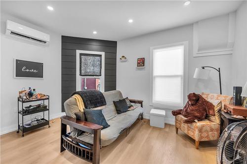 262 Robert Street, Hamilton, ON - Indoor Photo Showing Living Room