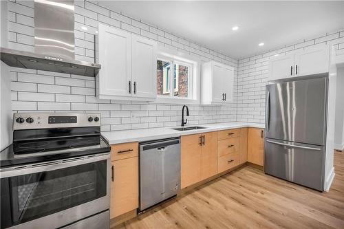 262 Robert Street, Hamilton, ON - Indoor Photo Showing Kitchen With Double Sink With Upgraded Kitchen