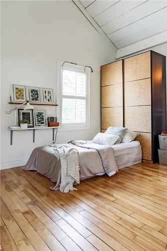 144 Young Street, Hamilton, ON - Indoor Photo Showing Bedroom