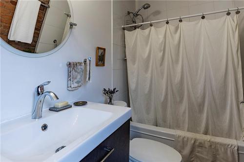 144 Young Street, Hamilton, ON - Indoor Photo Showing Bathroom