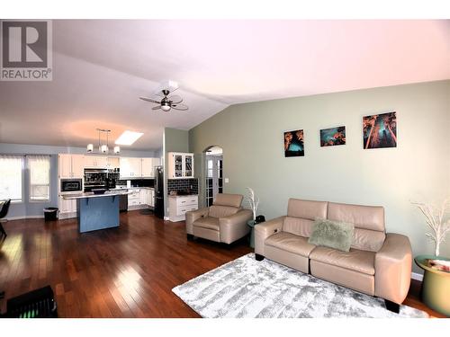 404 Hummingbird Avenue, Vernon, BC - Indoor Photo Showing Living Room