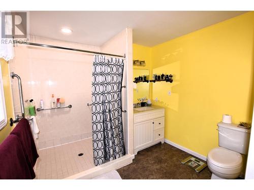 404 Hummingbird Avenue, Vernon, BC - Indoor Photo Showing Bathroom