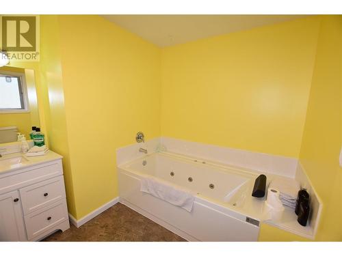 404 Hummingbird Avenue, Vernon, BC - Indoor Photo Showing Bathroom