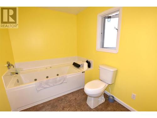 404 Hummingbird Avenue, Vernon, BC - Indoor Photo Showing Bathroom