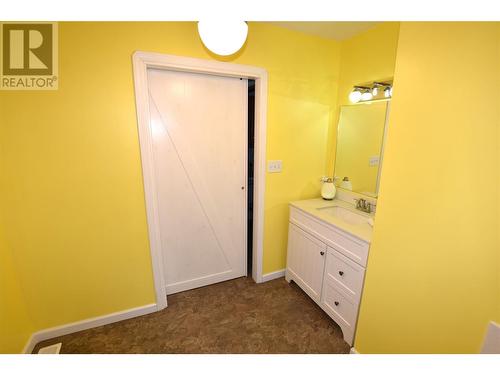 404 Hummingbird Avenue, Vernon, BC - Indoor Photo Showing Bathroom