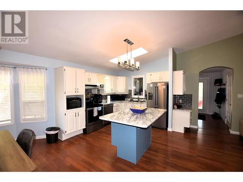 404 Hummingbird Avenue, Vernon, BC - Indoor Photo Showing Kitchen