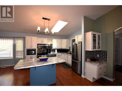 404 Hummingbird Avenue, Vernon, BC - Indoor Photo Showing Kitchen With Stainless Steel Kitchen