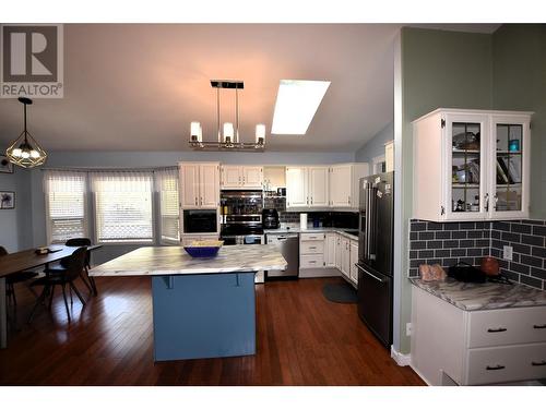 404 Hummingbird Avenue, Vernon, BC - Indoor Photo Showing Kitchen