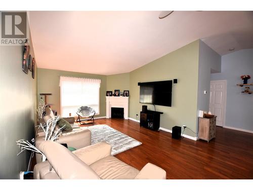 404 Hummingbird Avenue, Vernon, BC - Indoor Photo Showing Living Room