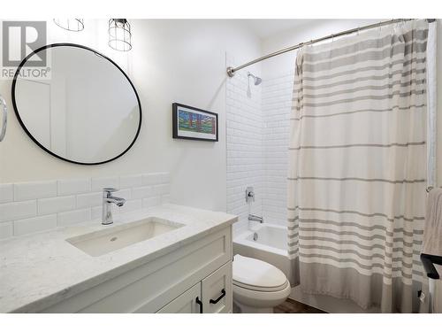 6984 Highway 6, Coldstream, BC - Indoor Photo Showing Bathroom