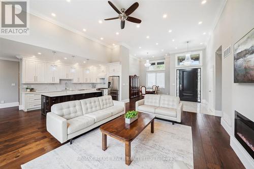 10 Helen Crescent, Kawartha Lakes, ON - Indoor Photo Showing Living Room