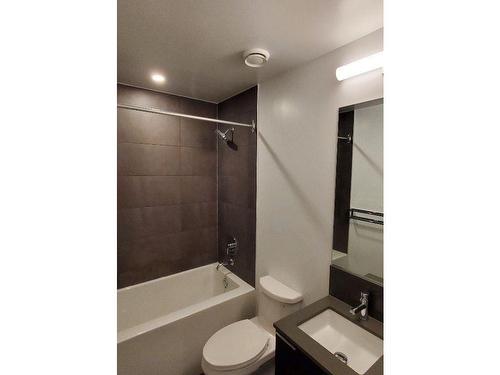 910-1000 Portage Pkwy, Vaughan, ON - Indoor Photo Showing Bathroom