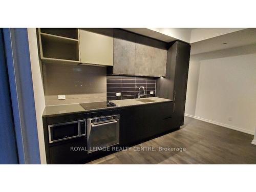 910-1000 Portage Pkwy, Vaughan, ON - Indoor Photo Showing Kitchen