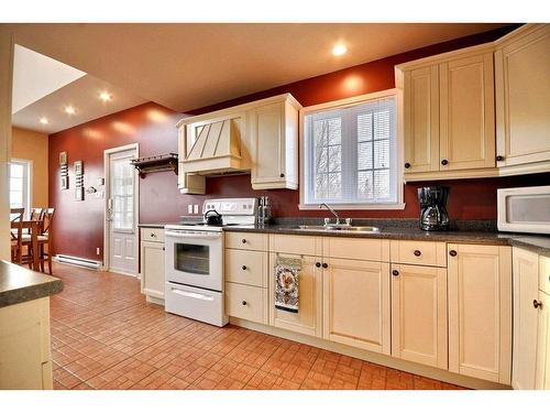 Kitchen - 1355 Rue Trudel, Mont-Tremblant, QC - Indoor Photo Showing Kitchen With Double Sink