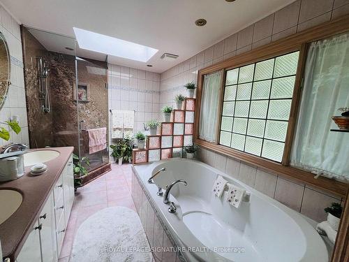 244 Isabella Ave, Mississauga, ON - Indoor Photo Showing Bathroom