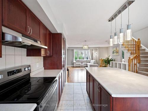 9-3025 Destination Dr, Mississauga, ON - Indoor Photo Showing Kitchen