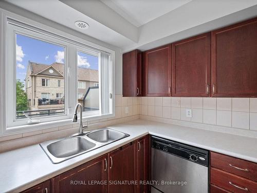 9-3025 Destination Dr, Mississauga, ON - Indoor Photo Showing Kitchen With Double Sink