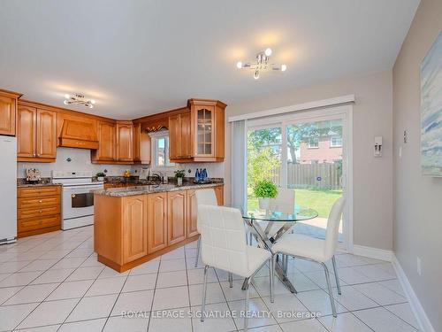 4867 Rathkeale Rd, Mississauga, ON - Indoor Photo Showing Kitchen