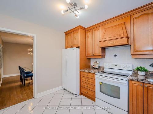 4867 Rathkeale Rd, Mississauga, ON - Indoor Photo Showing Kitchen