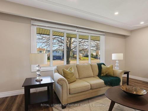 Upper-1506 Queens Blvd, Kitchener, ON - Indoor Photo Showing Living Room