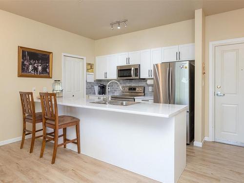 204-1959 Polo Park Crt, Central Saanich, BC - Indoor Photo Showing Kitchen