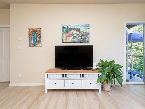 204-1959 Polo Park Crt, Central Saanich, BC - Indoor Photo Showing Living Room