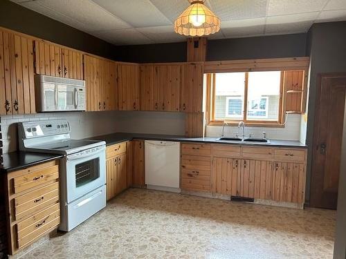 6052 Hwy 11/71, Emo, ON - Indoor Photo Showing Kitchen