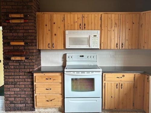 6052 Hwy 11/71, Emo, ON - Indoor Photo Showing Kitchen