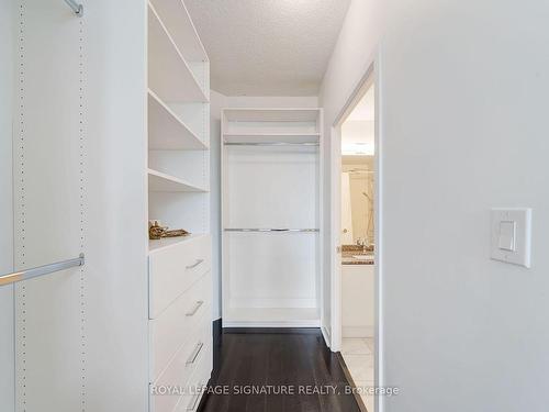 404-18 Harbour St, Toronto, ON - Indoor With Storage