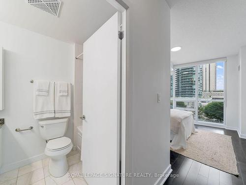 404-18 Harbour St, Toronto, ON - Indoor Photo Showing Bathroom