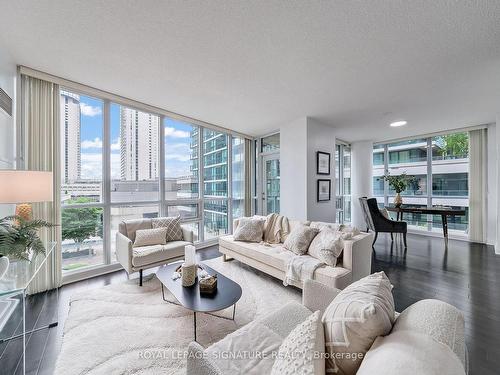 404-18 Harbour St, Toronto, ON - Indoor Photo Showing Living Room