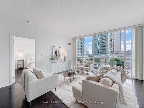 404-18 Harbour St, Toronto, ON - Indoor Photo Showing Living Room