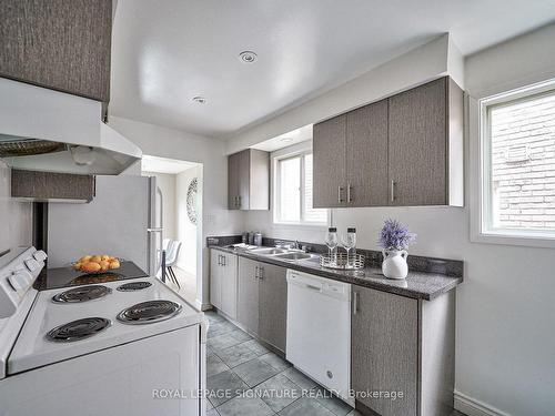 4160 Beacon Lane, Mississauga, ON - Indoor Photo Showing Kitchen With Double Sink