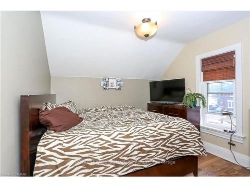 Upper-88 Wellington St, Kitchener, ON - Indoor Photo Showing Bedroom