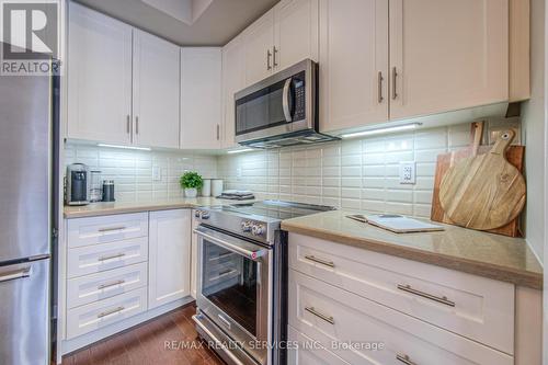 380 Threshing Mill Boulevard, Oakville, ON - Indoor Photo Showing Kitchen With Upgraded Kitchen