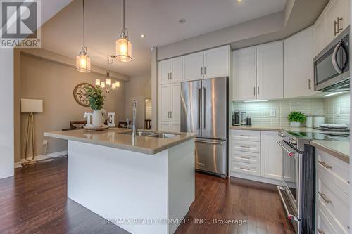 380 Threshing Mill Boulevard, Oakville, ON - Indoor Photo Showing Kitchen With Double Sink With Upgraded Kitchen