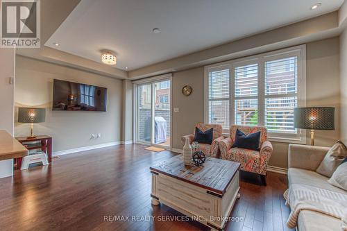 380 Threshing Mill Boulevard, Oakville, ON - Indoor Photo Showing Living Room