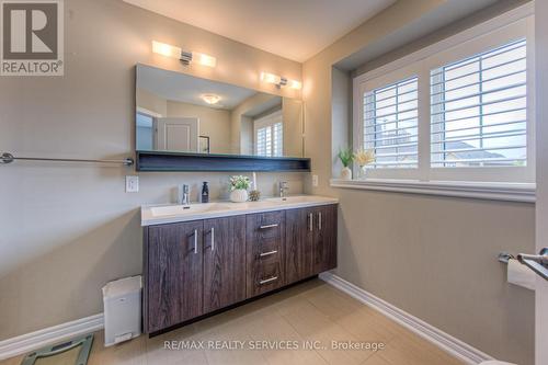 380 Threshing Mill Boulevard, Oakville, ON - Indoor Photo Showing Bathroom