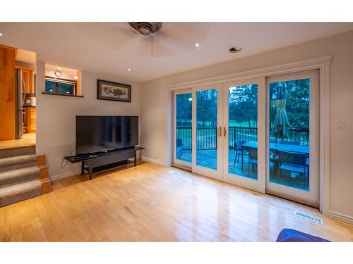 4824 Mckay Street, Radium Hot Springs, BC - Indoor Photo Showing Living Room