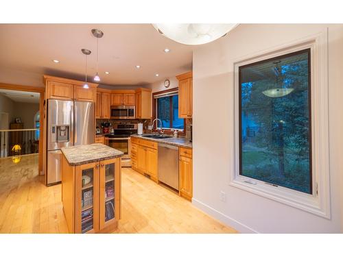 4824 Mckay Street, Radium Hot Springs, BC - Indoor Photo Showing Kitchen With Double Sink